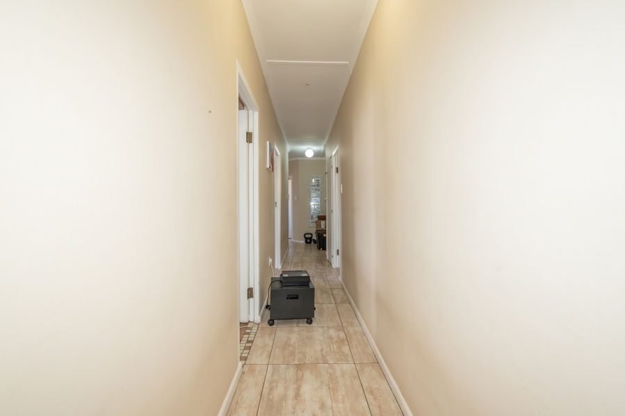 8 Bedroom Property for Sale in Middedorp Western Cape